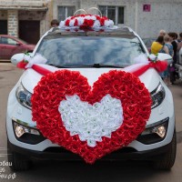 украшение машины на свадьбу сердцем